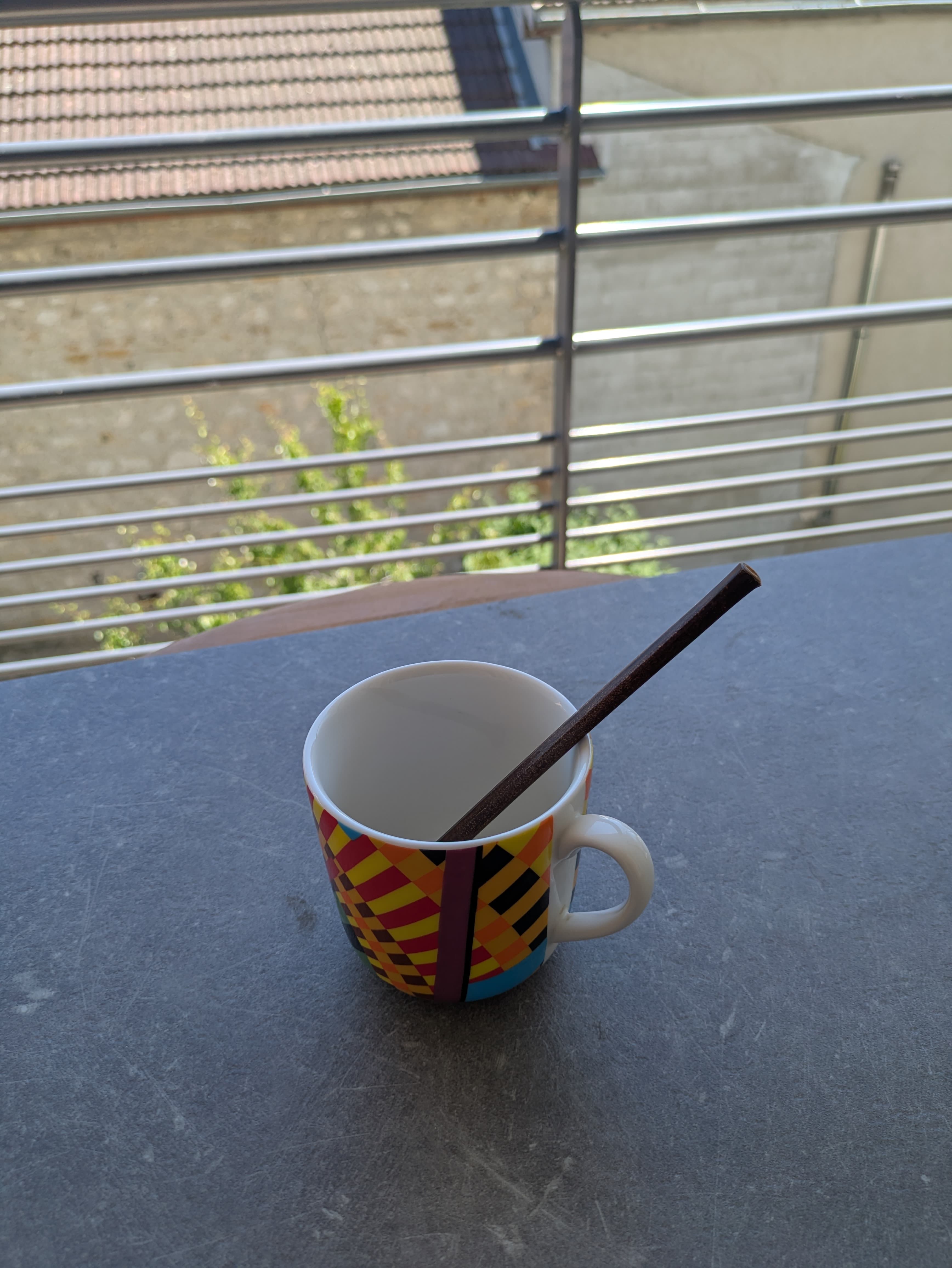 Bambilla utilisée pour infuser du thé en vrac dans une tasse