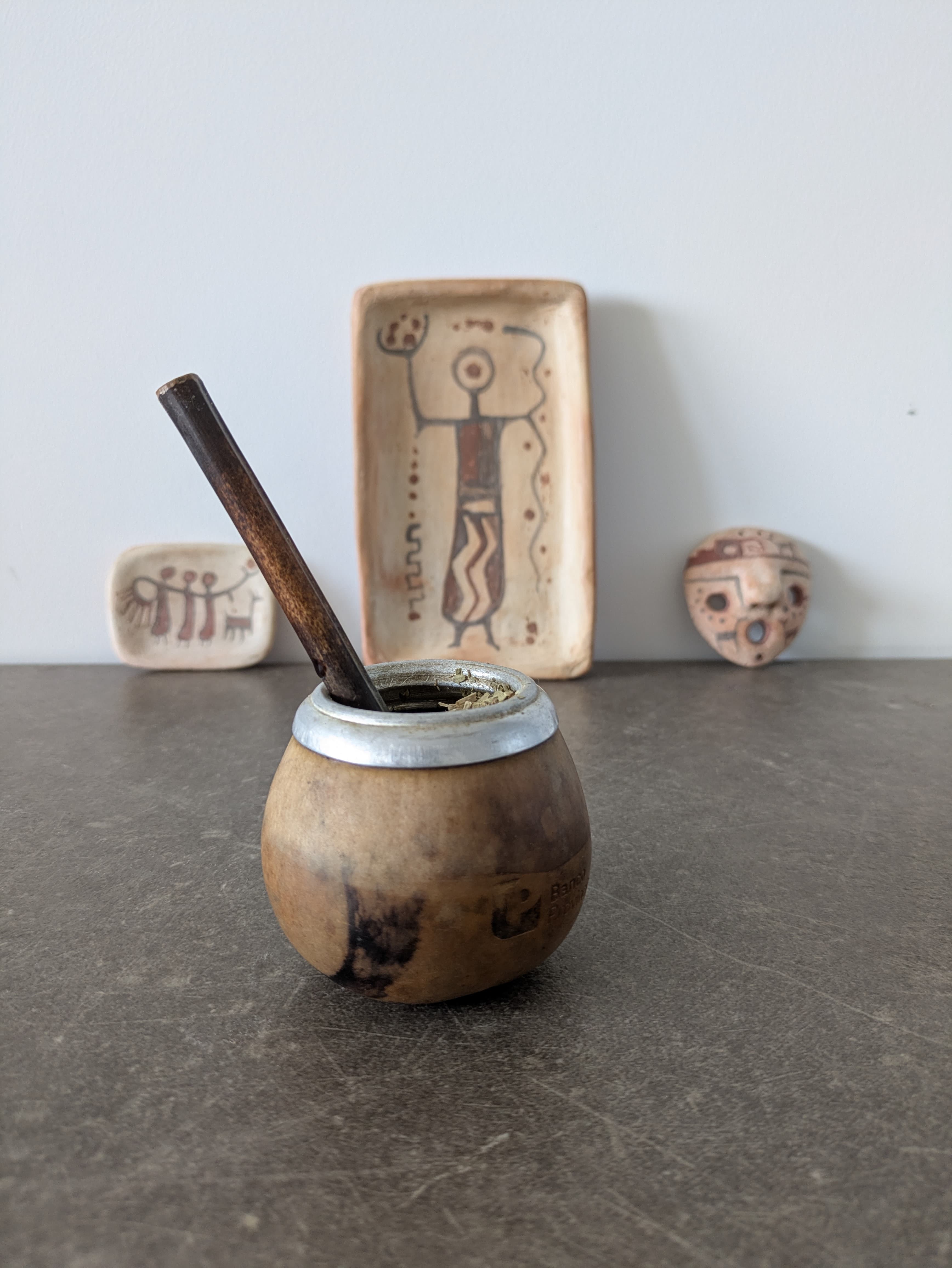 Calebasse de maté et objets en céramique inspirés de l'art andin